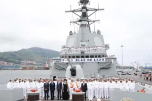 Entrega de la bandera de combate a la fragata Blas de Lezo, en el puerto de Bilbao