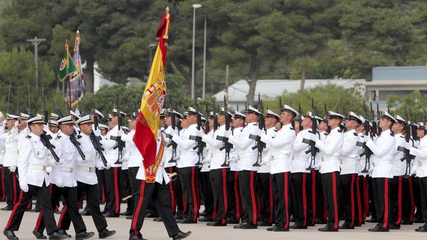 Juramento o promesa ante la Bandera de España de nuevos soldados en la Escuela de Infantería de Marina «General Albacete y Fuster»