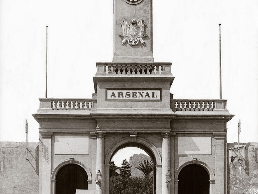 Acerca de las desaparecidas placas originales de la puerta del Arsenal de Cartagena