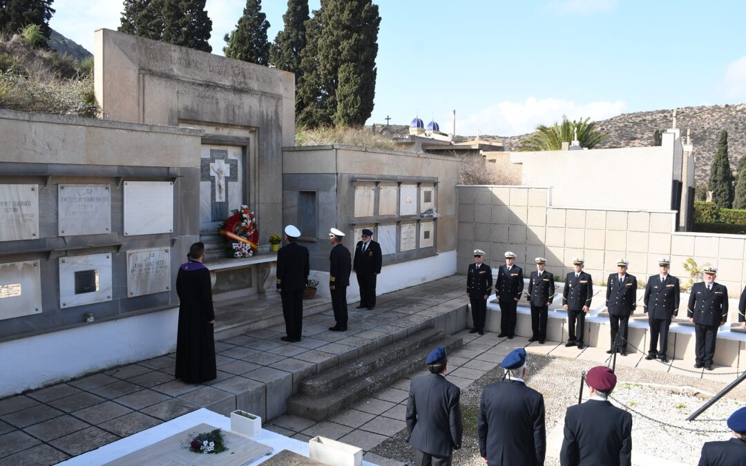 La Armada homenajea a sus difuntos en el cementerio de Cartagena