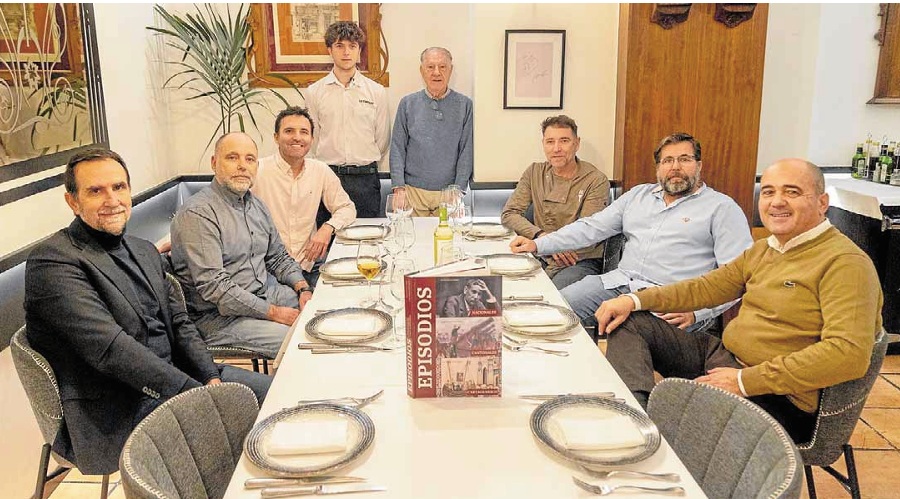 Luis Miguel Pérez Adán, Sergio Acosta, Clemente Acosta, Juan Carlos Acosta, Clemente Acosta (fundador del Grupo Casa Tomás), Juan Carlos Acosta, David Acosta y Miguel Martínez, presidente de la Cámara de Comercio, en el restaurante La Tartana. PABLO SÁNCHEZ / AGM