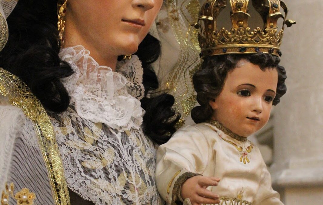 Acto de donación de faja de contralmirante a la Virgen del Carmen Coronada de Alicante