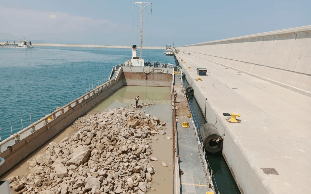 La Armada neutraliza un proyectil de artillería en el puerto de Valencia