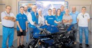 De izquierda a derecha Antonio Tovar, Alberto Risueño, Antonio Tovar Jr., Joaquín Martínez de Dandy Moto, Amelia Carmona, Juan Risueño (piloto) Juan Francisco, Amelia Hernández, Paco Mondéjar, Clemente Hernández, José Antonio García y José López junto a su moto Yamaha. ANTONIO GIL / AGM