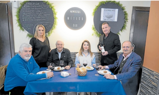 El doctor José Aranda, Lali Pellicer, el magistrado Matías Soria, la escritora Isabel Sánchez, Martín Martínez y el autor del artículo en un rincón del restaurante ‘Mítico’. ANTONIO GIL / AGM