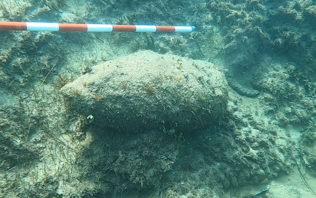 Buceadores de la Armada neutralizan un proyectil de la Guerra Civil en la playa de «Aldarana» en Denia